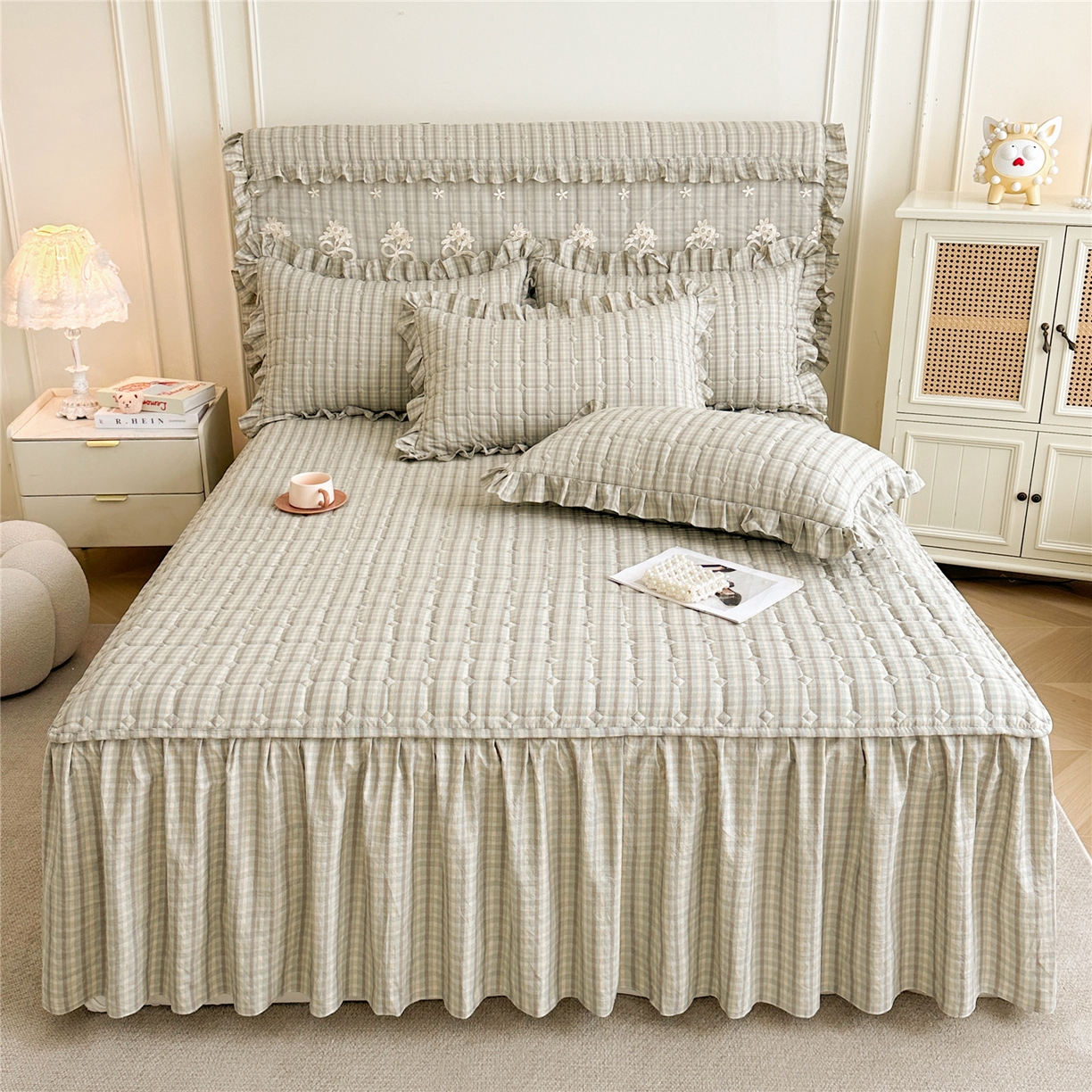 91家纺网 家纺一手货源 找家纺 十个点家纺 2025新款加厚磨毛木棉床裙三件套-格小格系列 格小格-绿