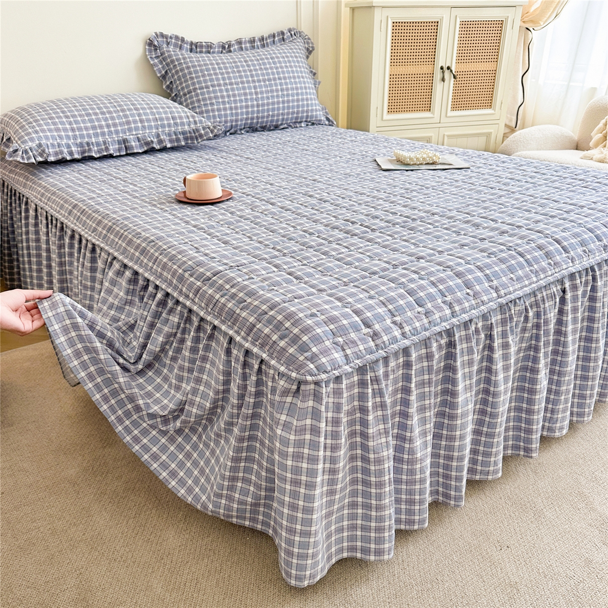 91家纺网 家纺一手货源 找家纺 十个点家纺 2025新款加厚磨毛木棉床裙三件套-格小格系列 格小格-兰