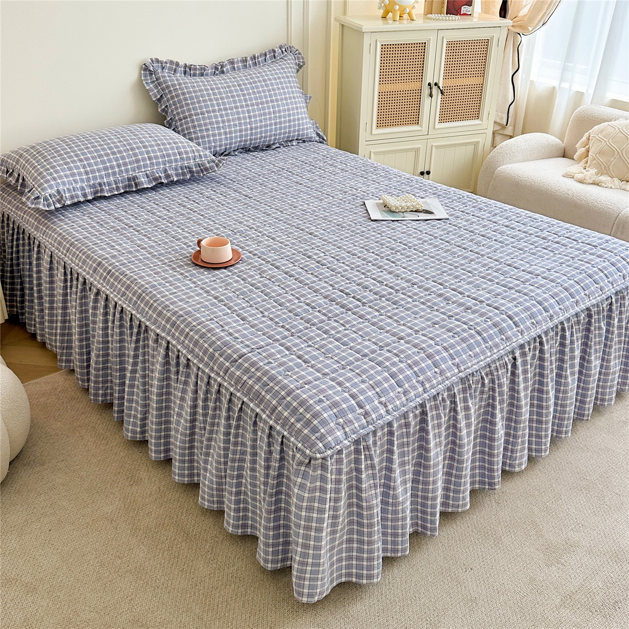 91家纺网 家纺一手货源 找家纺 十个点家纺 2025新款加厚磨毛木棉床裙三件套-格小格系列 格小格-兰