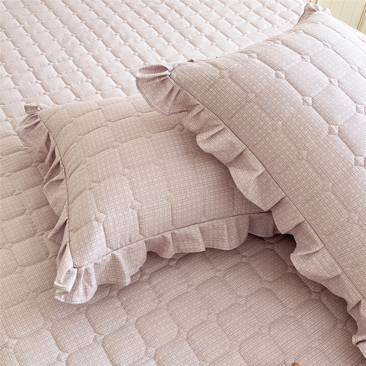 91家纺网 家纺一手货源 找家纺 十个点家纺 2025新款加厚磨毛木棉床裙三件套-格小格系列 格小格-玉