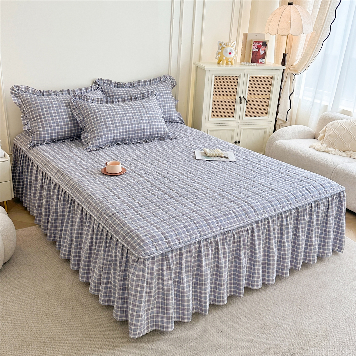 91家纺网 家纺一手货源 找家纺 十个点家纺 2025新款加厚磨毛木棉床裙三件套-格小格系列 格小格-兰