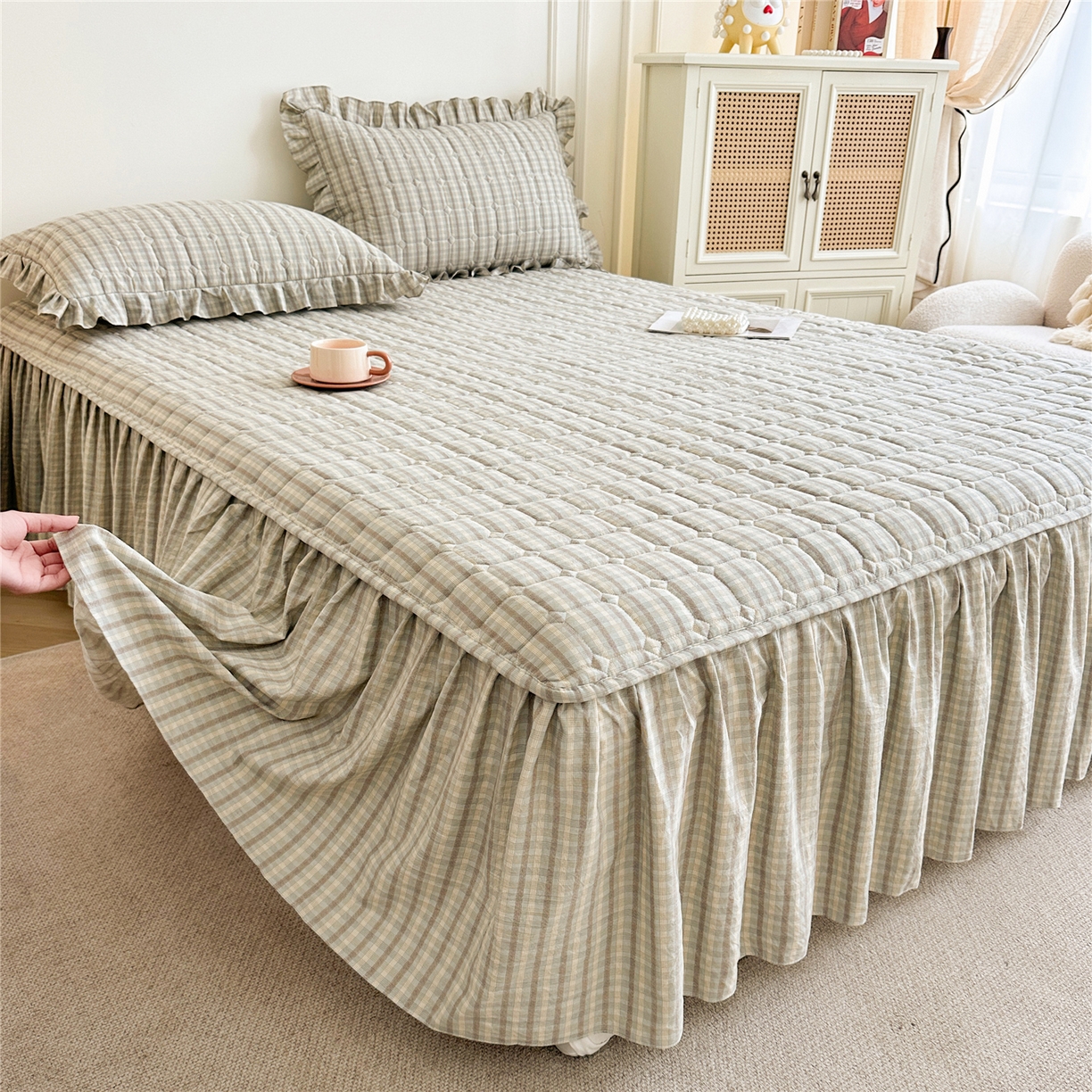 91家纺网 家纺一手货源 找家纺 十个点家纺 2025新款加厚磨毛木棉床裙三件套-格小格系列 格小格-绿