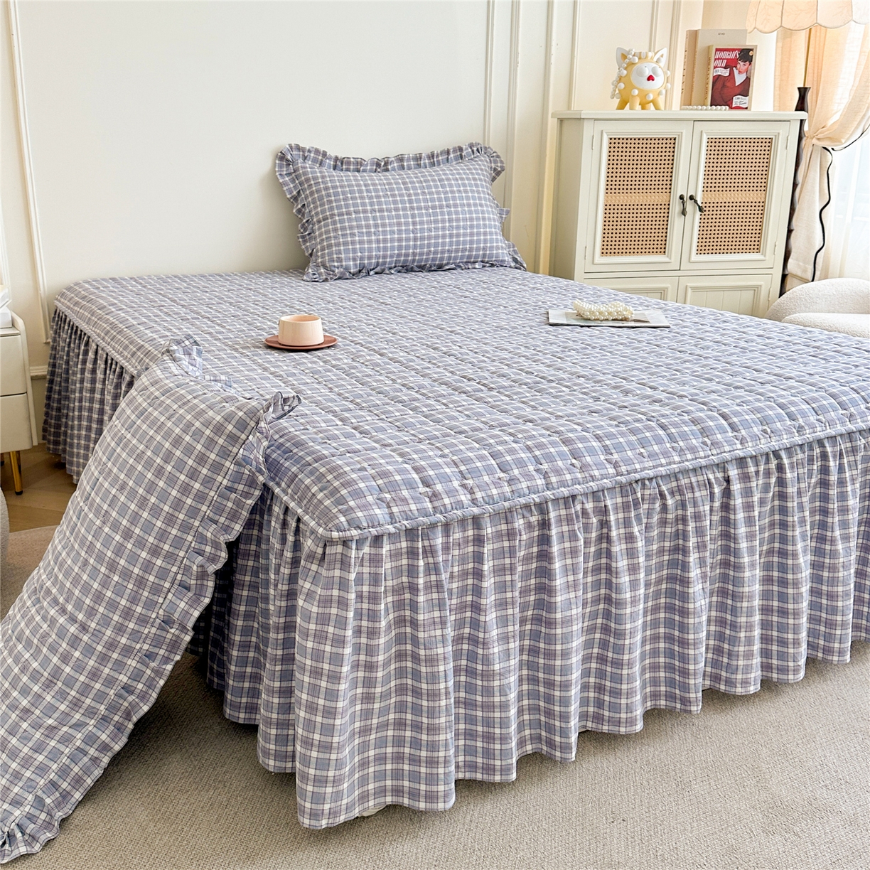 91家纺网 家纺一手货源 找家纺 十个点家纺 2025新款加厚磨毛木棉床裙三件套-格小格系列 格小格-兰