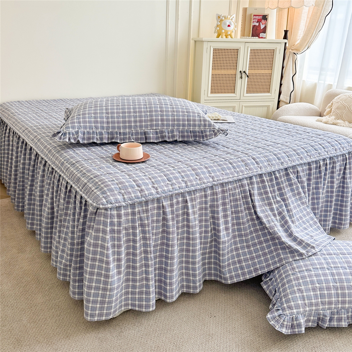 91家纺网 家纺一手货源 找家纺 十个点家纺 2025新款加厚磨毛木棉床裙三件套-格小格系列 格小格-兰