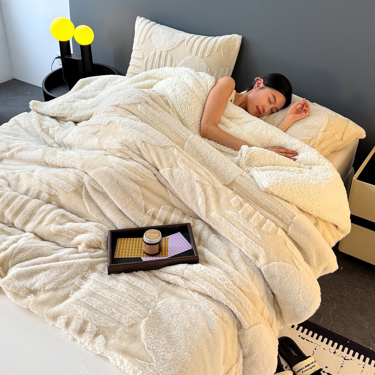 91家纺网 家纺一手货源 找家纺 枋梢家纺 2025新款亮丝兔毛绒兔毛提花北欧几何羊羔绒 双层加厚保暖盖毯 居家午睡保暖毯 几何-米黄