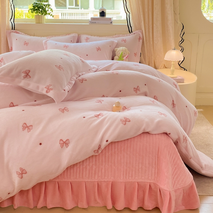 91家纺网 家纺一手货源 找家纺 富之航家纺 2025秋冬新款牛奶绒印花床盖四件套 粉红结