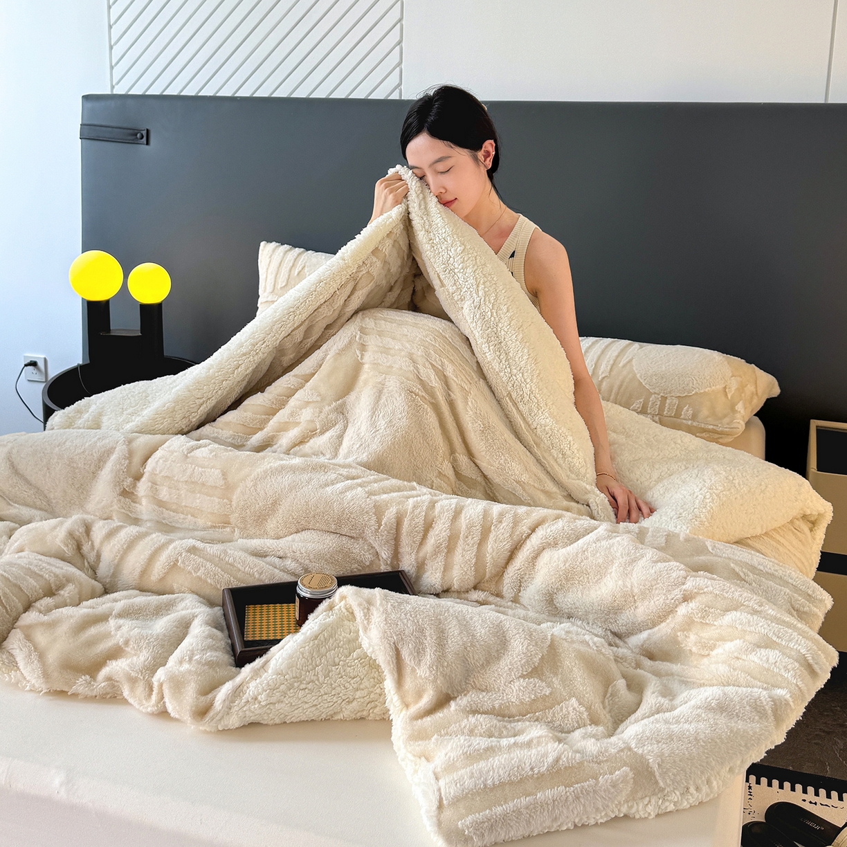 91家纺网 家纺一手货源 找家纺 枋梢家纺 2025新款亮丝兔毛绒兔毛提花北欧几何羊羔绒 双层加厚保暖盖毯 居家午睡保暖毯 几何-米黄