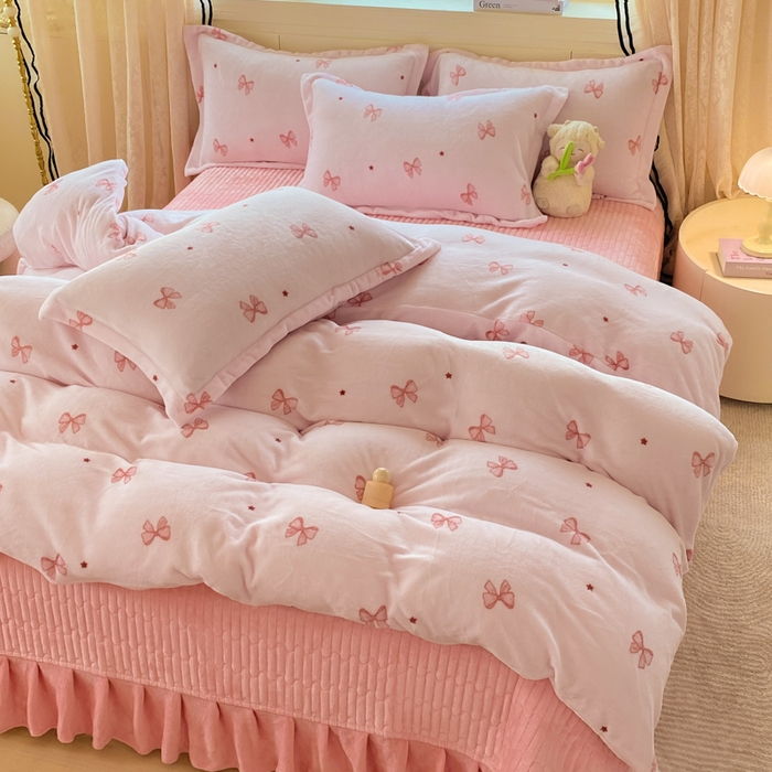 91家纺网 家纺一手货源 找家纺 富之航家纺 2025秋冬新款牛奶绒印花床盖四件套 粉红结