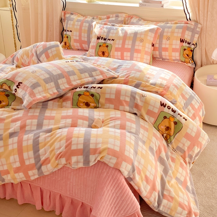 富之航家纺 2025秋冬新款牛奶绒印花床盖四件套 小格熊