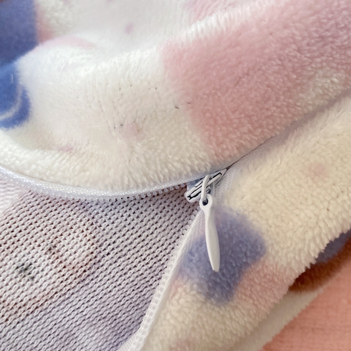 91家纺网 家纺一手货源 找家纺 富之航家纺 2025秋冬新款牛奶绒印花床盖四件套 快乐小女孩