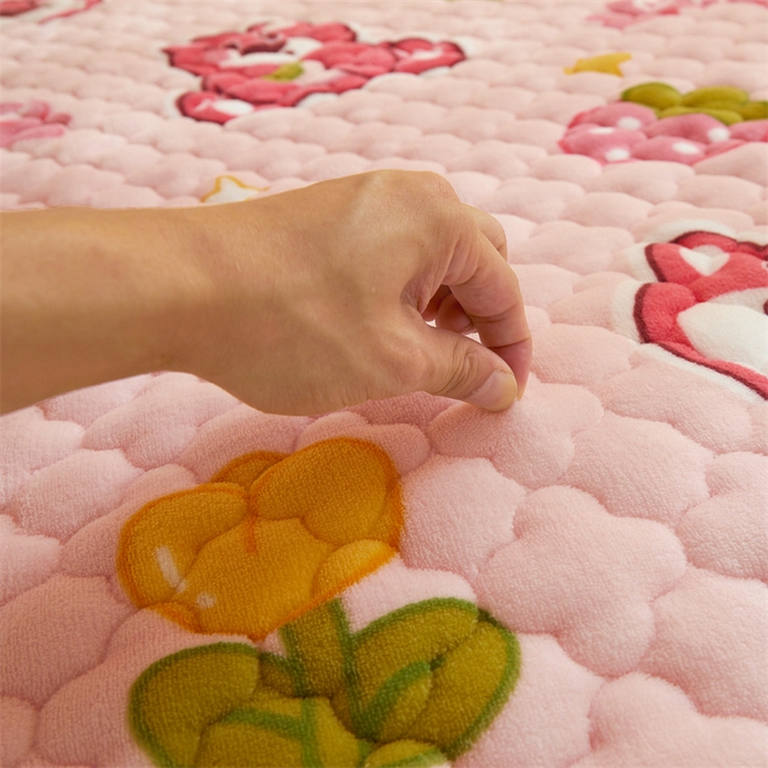 91家纺网 家纺一手货源 找家纺 喜居 2025新款高克重印花牛奶绒夹棉床褥床垫子褥子床护垫 草莓熊