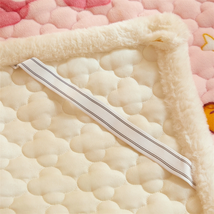 91家纺网 家纺一手货源 找家纺 喜居 2025新款高克重印花牛奶绒夹棉床褥床垫子褥子床护垫 草莓熊