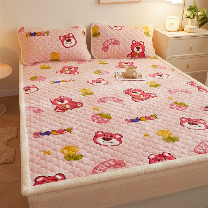 91家纺网 家纺一手货源 找家纺 喜居 2025新款高克重印花牛奶绒夹棉床褥床垫子褥子床护垫 草莓熊