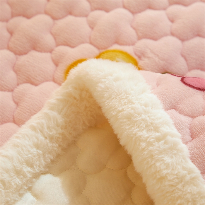 91家纺网 家纺一手货源 找家纺 喜居 2025新款高克重印花牛奶绒夹棉床褥床垫子褥子床护垫 草莓熊