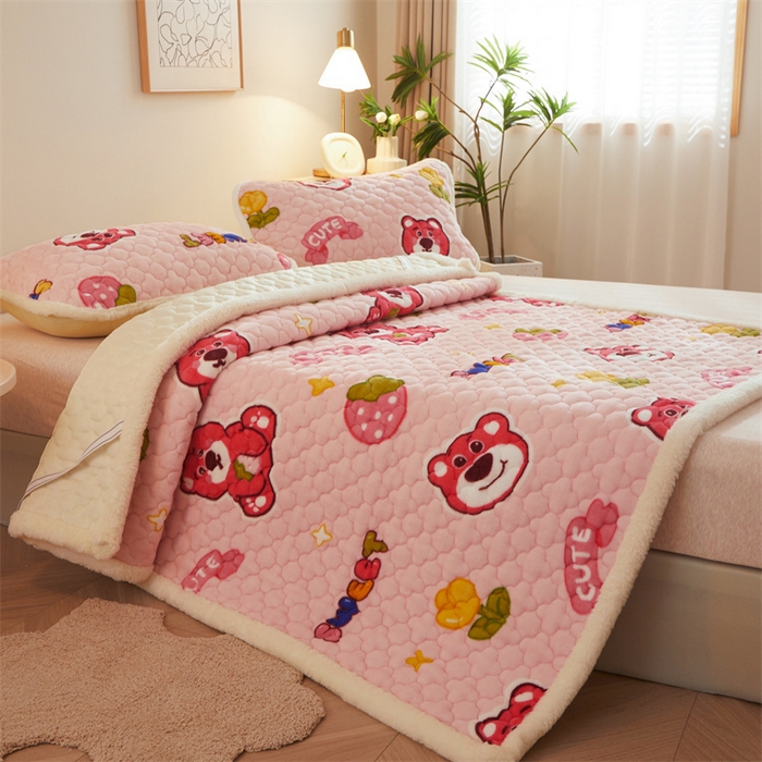 91家纺网 家纺一手货源 找家纺 喜居 2025新款高克重印花牛奶绒夹棉床褥床垫子褥子床护垫 草莓熊