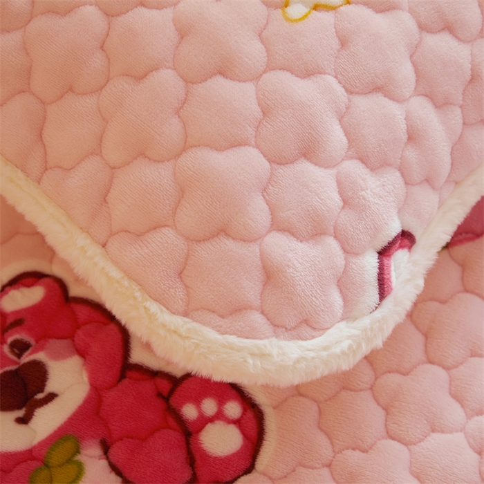 91家纺网 家纺一手货源 找家纺 喜居 2025新款高克重印花牛奶绒夹棉床褥床垫子褥子床护垫 草莓熊