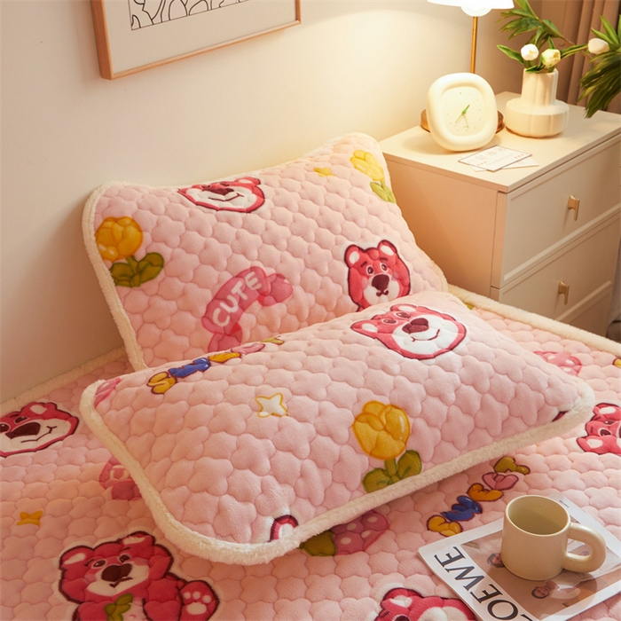 91家纺网 家纺一手货源 找家纺 喜居 2025新款高克重印花牛奶绒夹棉床褥床垫子褥子床护垫 草莓熊