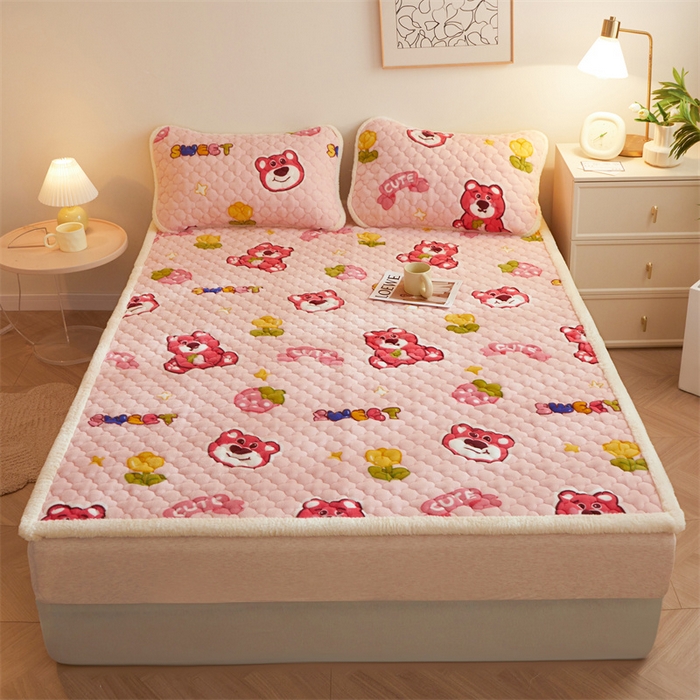 91家纺网 家纺一手货源 找家纺 喜居 2025新款高克重印花牛奶绒夹棉床褥床垫子褥子床护垫 草莓熊