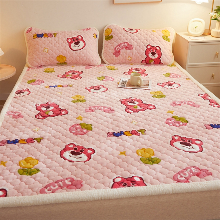 91家纺网 家纺一手货源 找家纺 喜居 2025新款高克重印花牛奶绒夹棉床褥床垫子褥子床护垫 草莓熊