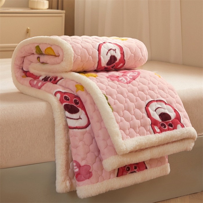 91家纺网 家纺一手货源 找家纺 喜居 2025新款高克重印花牛奶绒夹棉床褥床垫子褥子床护垫 草莓熊