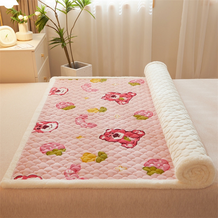 91家纺网 家纺一手货源 找家纺 喜居 2025新款高克重印花牛奶绒夹棉床褥床垫子褥子床护垫 草莓熊