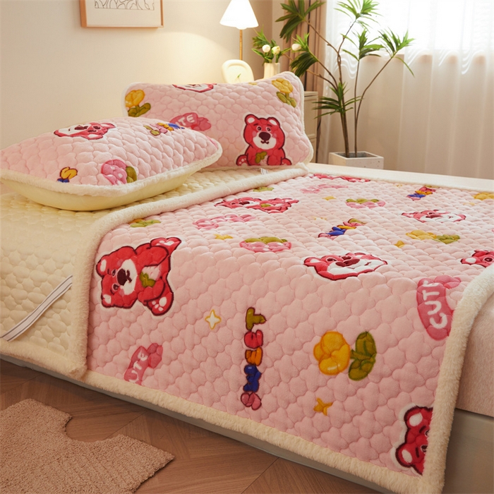 91家纺网 家纺一手货源 找家纺 喜居 2025新款高克重印花牛奶绒夹棉床褥床垫子褥子床护垫 草莓熊