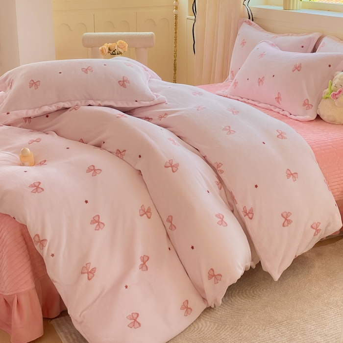 91家纺网 家纺一手货源 找家纺 富之航家纺 2025秋冬新款牛奶绒印花床盖四件套 粉红结