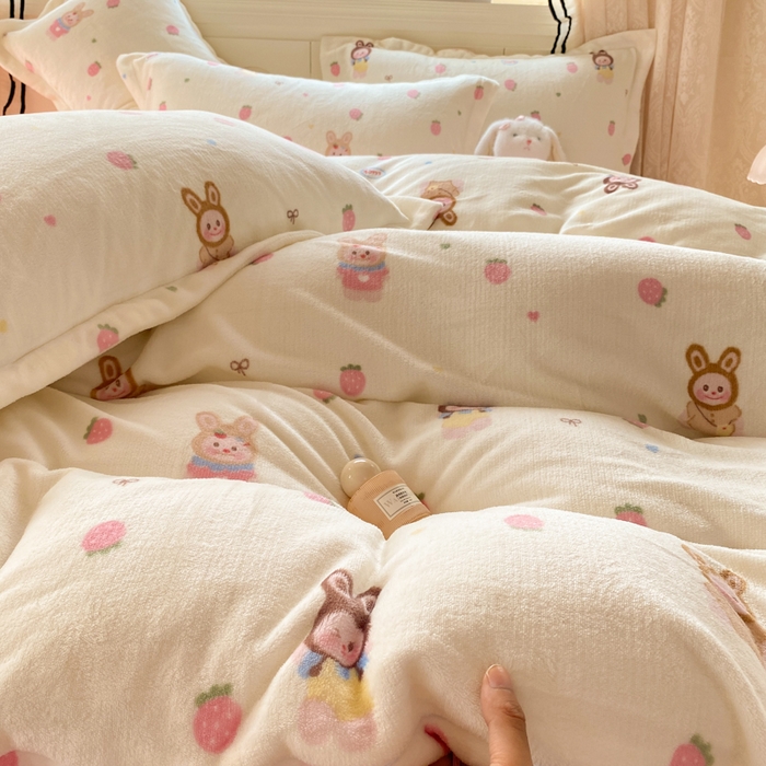 91家纺网 家纺一手货源 找家纺 富之航家纺 2025秋冬新款牛奶绒印花床盖四件套 织梦空间