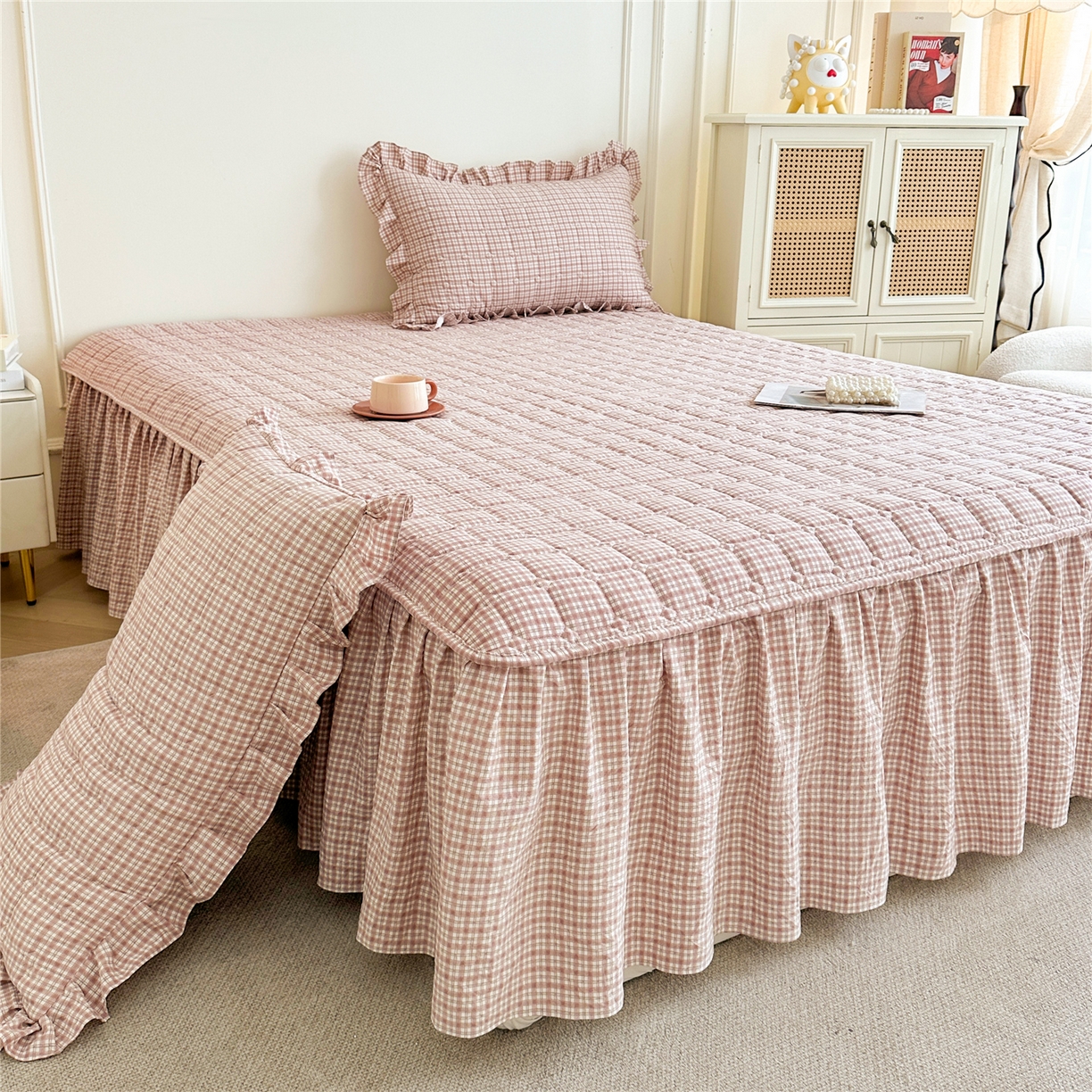 91家纺网 家纺一手货源 找家纺 十个点家纺 2025新款加厚磨毛木棉床裙三件套-格小格系列 格小格-粉