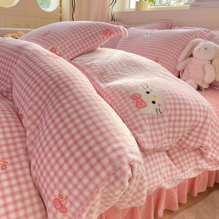 91家纺网 家纺一手货源 找家纺 富之航家纺 2025秋冬新款牛奶绒印花床盖四件套 幸运猫咪