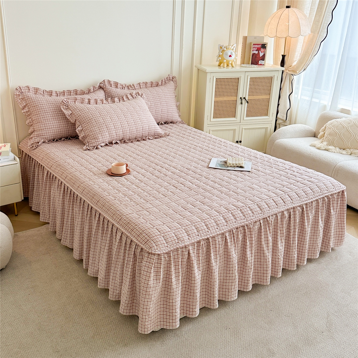 91家纺网 家纺一手货源 找家纺 十个点家纺 2025新款加厚磨毛木棉床裙三件套-格小格系列 格小格-粉