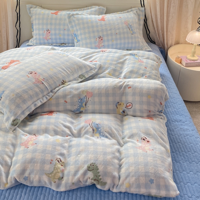 91家纺网 家纺一手货源 找家纺 富之航家纺 2025秋冬新款牛奶绒印花床盖四件套 欢乐恐龙