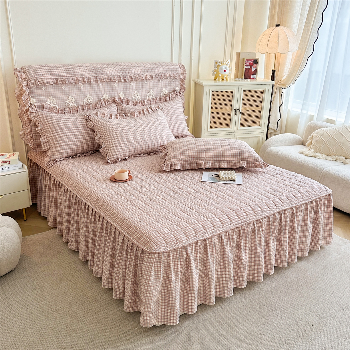 91家纺网 家纺一手货源 找家纺 十个点家纺 2025新款加厚磨毛木棉床裙三件套-格小格系列 格小格-粉