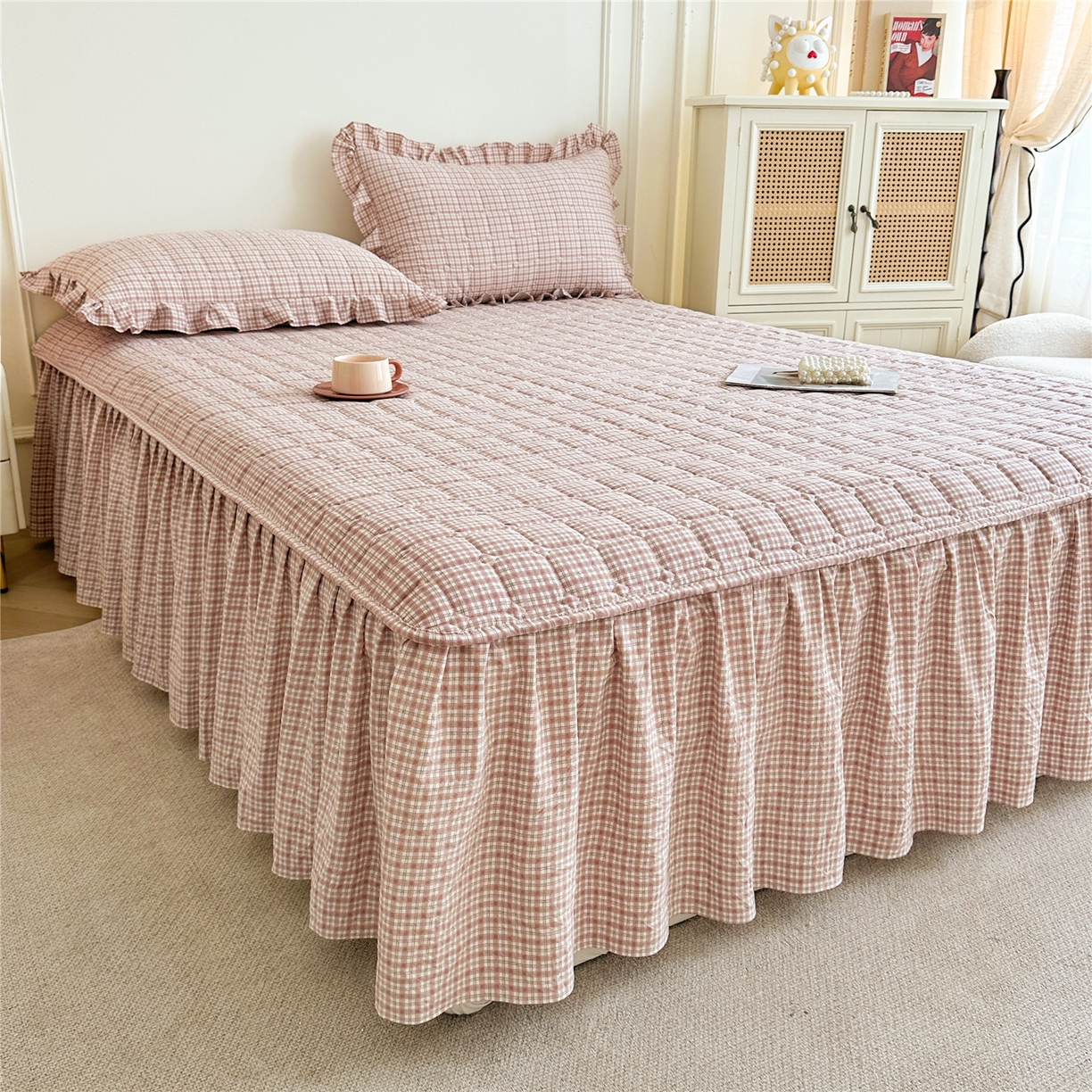 91家纺网 家纺一手货源 找家纺 十个点家纺 2025新款加厚磨毛木棉床裙三件套-格小格系列 格小格-粉