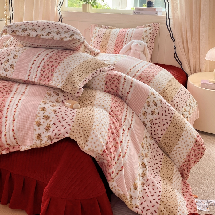 91家纺网 家纺一手货源 找家纺 富之航家纺 2025秋冬新款牛奶绒印花床盖四件套 花栖礼