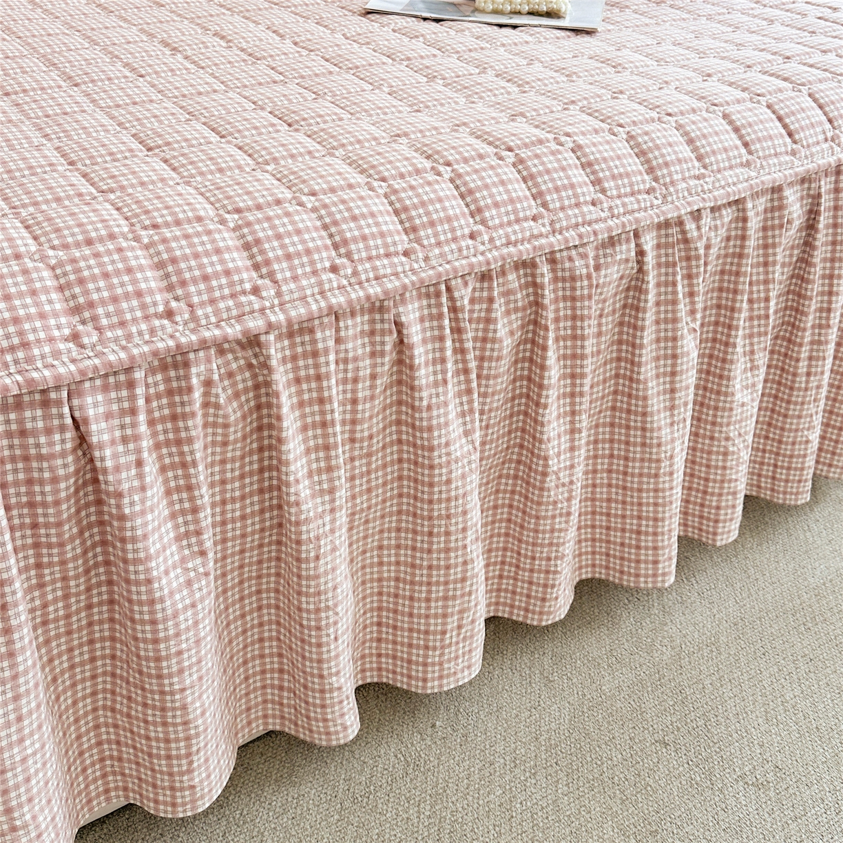 91家纺网 家纺一手货源 找家纺 十个点家纺 2025新款加厚磨毛木棉床裙三件套-格小格系列 格小格-粉