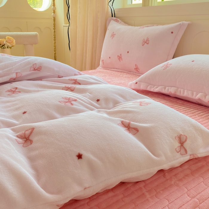 91家纺网 家纺一手货源 找家纺 富之航家纺 2025秋冬新款牛奶绒印花床盖四件套 粉红结