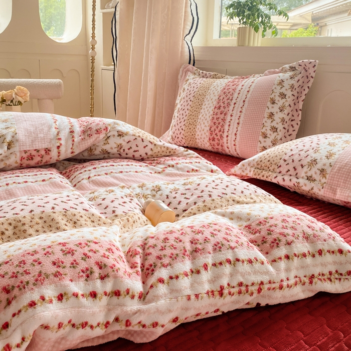 91家纺网 家纺一手货源 找家纺 富之航家纺 2025秋冬新款牛奶绒印花床盖四件套 花栖礼