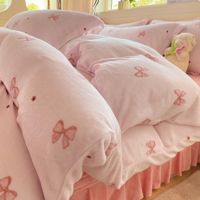 91家纺网 家纺一手货源 找家纺 富之航家纺 2025秋冬新款牛奶绒印花床盖四件套 粉红结