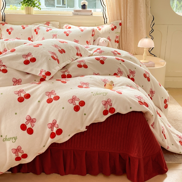 91家纺网 家纺一手货源 找家纺 富之航家纺 2025秋冬新款牛奶绒印花床盖四件套 甜蜜樱桃