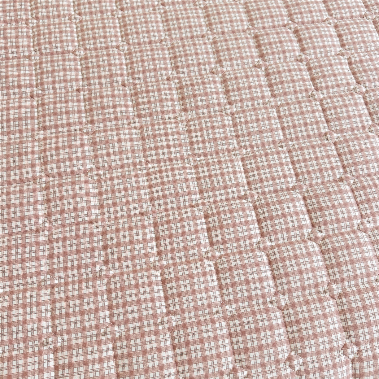 91家纺网 家纺一手货源 找家纺 十个点家纺 2025新款加厚磨毛木棉床裙三件套-格小格系列 格小格-粉