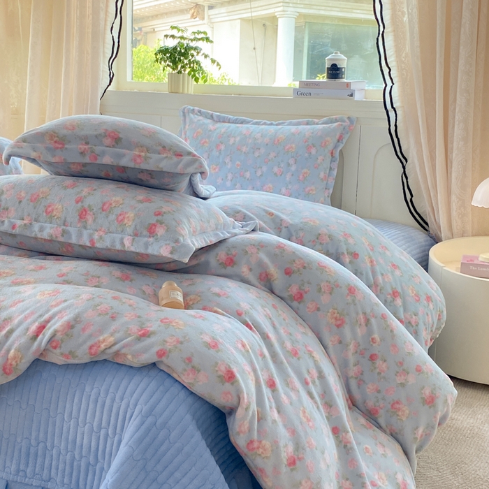 91家纺网 家纺一手货源 找家纺 富之航家纺 2025秋冬新款牛奶绒印花床盖四件套 花间梦