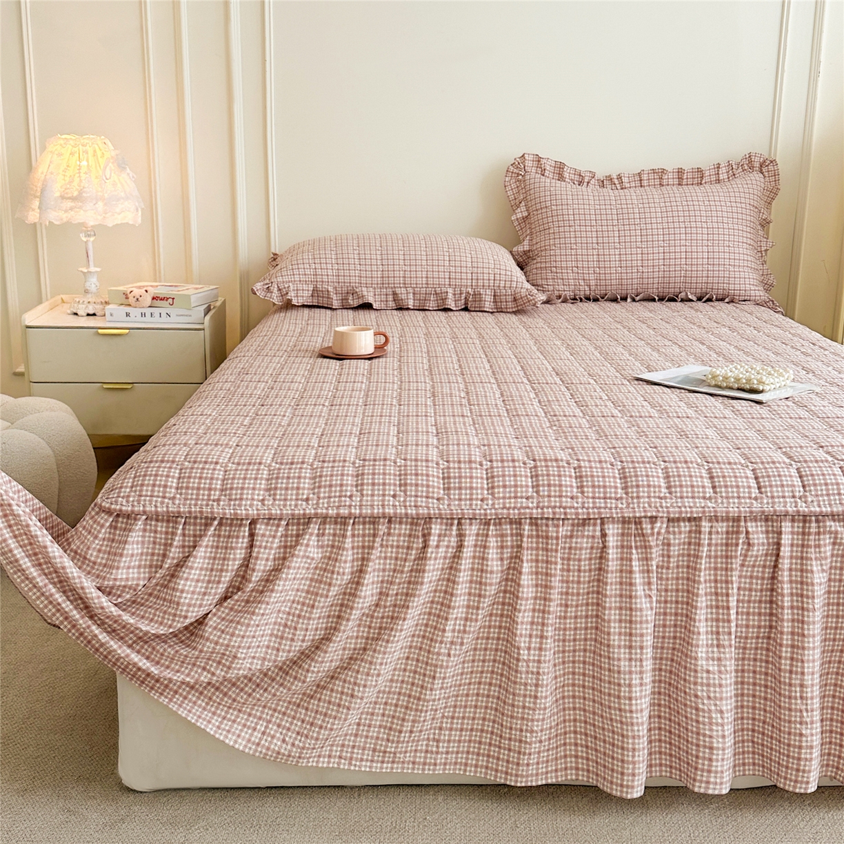 91家纺网 家纺一手货源 找家纺 十个点家纺 2025新款加厚磨毛木棉床裙三件套-格小格系列 格小格-粉