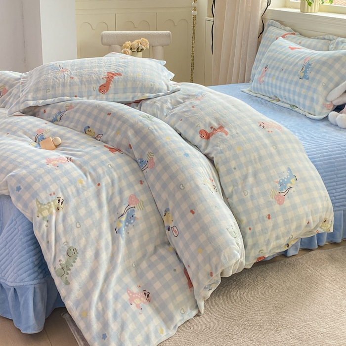 91家纺网 家纺一手货源 找家纺 富之航家纺 2025秋冬新款牛奶绒印花床盖四件套 欢乐恐龙