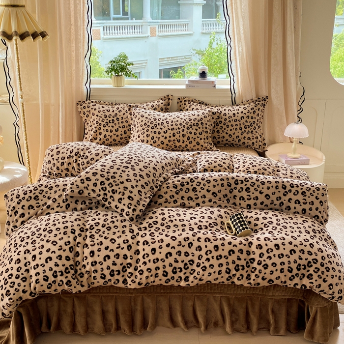 91家纺网 家纺一手货源 找家纺 富之航家纺 2025秋冬新款牛奶绒印花床盖四件套 豹纹咖