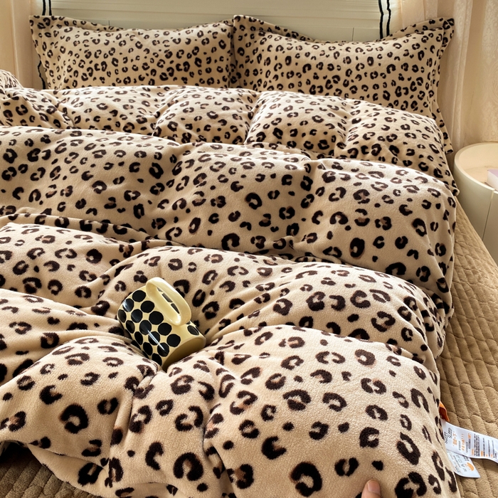 91家纺网 家纺一手货源 找家纺 富之航家纺 2025秋冬新款牛奶绒印花床盖四件套 豹纹咖