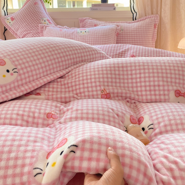 91家纺网 家纺一手货源 找家纺 富之航家纺 2025秋冬新款牛奶绒印花床盖四件套 幸运猫咪