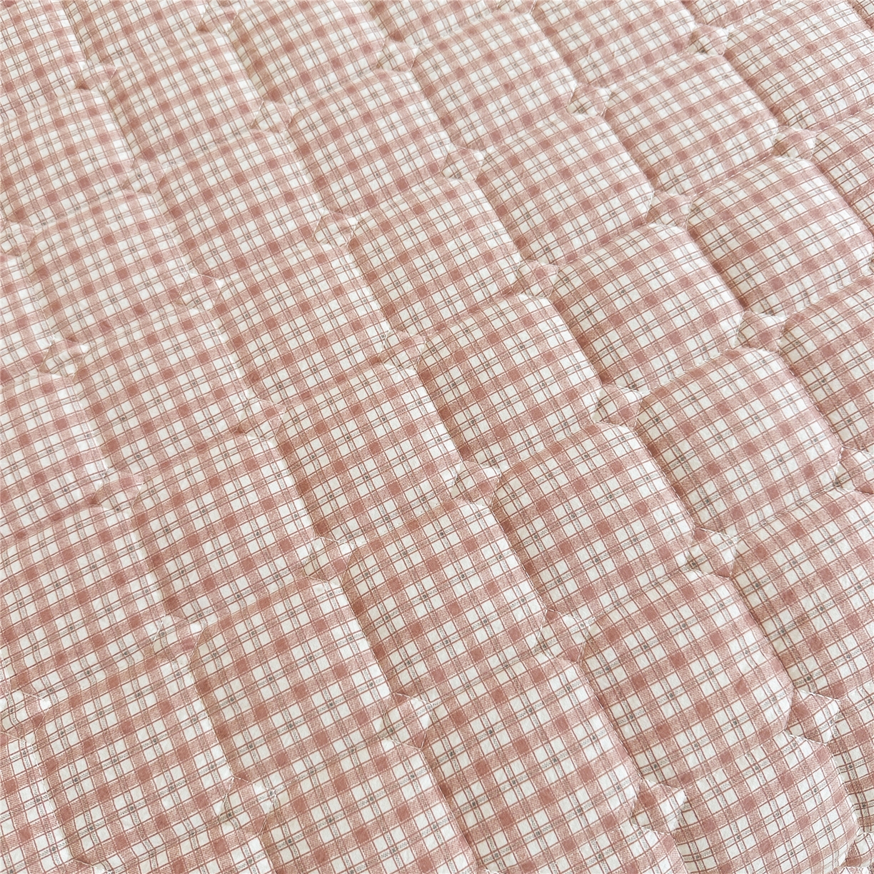 91家纺网 家纺一手货源 找家纺 十个点家纺 2025新款加厚磨毛木棉床裙三件套-格小格系列 格小格-粉