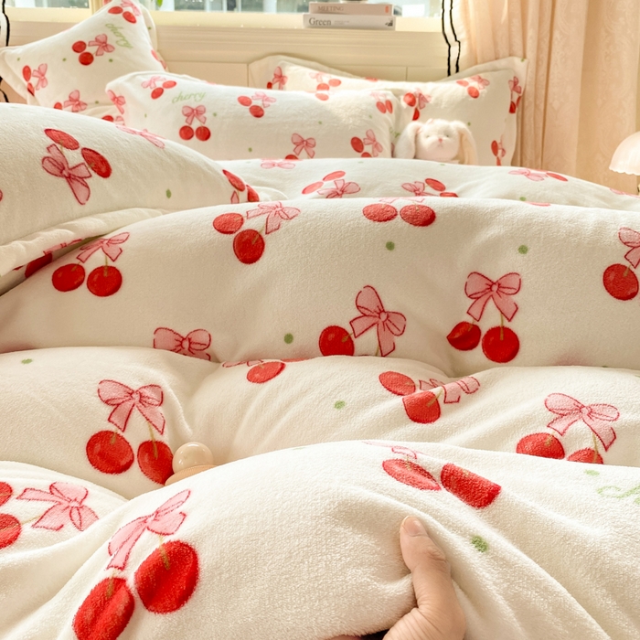 91家纺网 家纺一手货源 找家纺 富之航家纺 2025秋冬新款牛奶绒印花床盖四件套 甜蜜樱桃