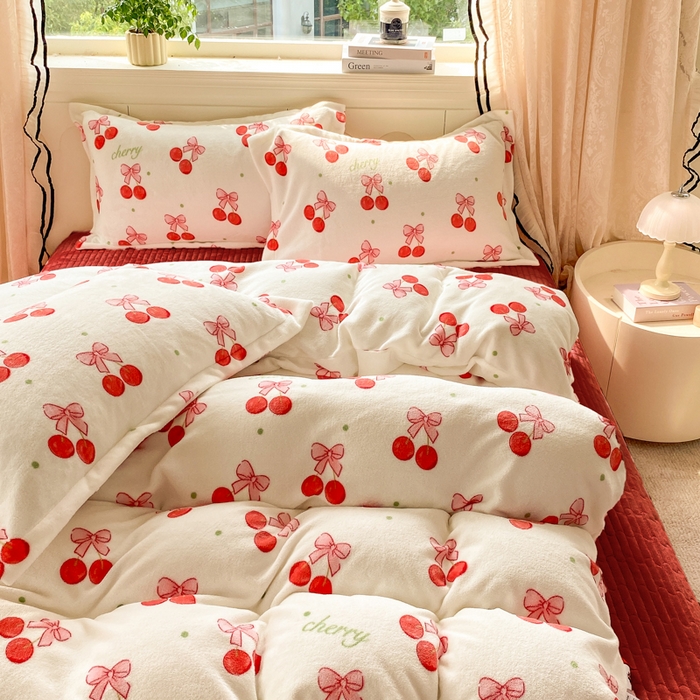 91家纺网 家纺一手货源 找家纺 富之航家纺 2025秋冬新款牛奶绒印花床盖四件套 甜蜜樱桃